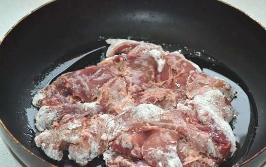 1. Этап. Куриная печень в апельсиновом соусе: 4. Выложите печень.