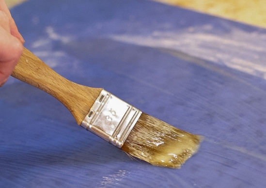 1. Этап. Тутманик: Теперь мы растапливаем сливочное масло на водяной бане и смешиваем его с оставшимся растительным, смазываем рабочую поверхность приготовленной смесью.