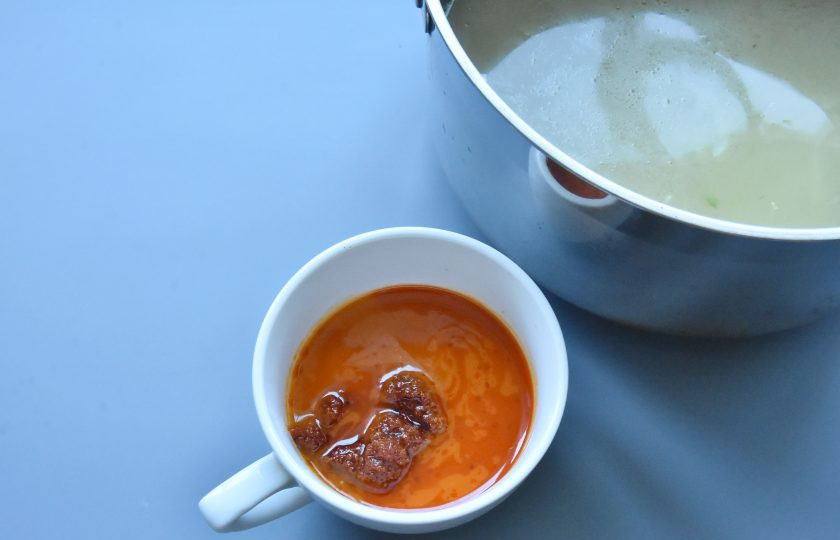 1. Этап. Суп Том ям с мидиями: Пасту том ям разведите бульоном, перемешайте и влейте в кастрюлю. Доведите суп до кипения.