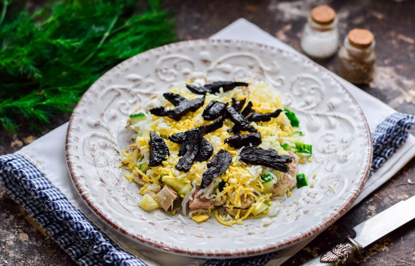 1. Этап. Салат Зимняя свежесть: Чернослив нарежьте небольшими кубиками или полосками, добавьте в салат следующим слоем.