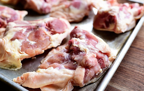 1. Этап. Курица в духовке с соусом барбекю: 1. Выложите промытые бедрышки на противень, посолите. Запекайте мясо 25 минут при температуре 200 градусов.