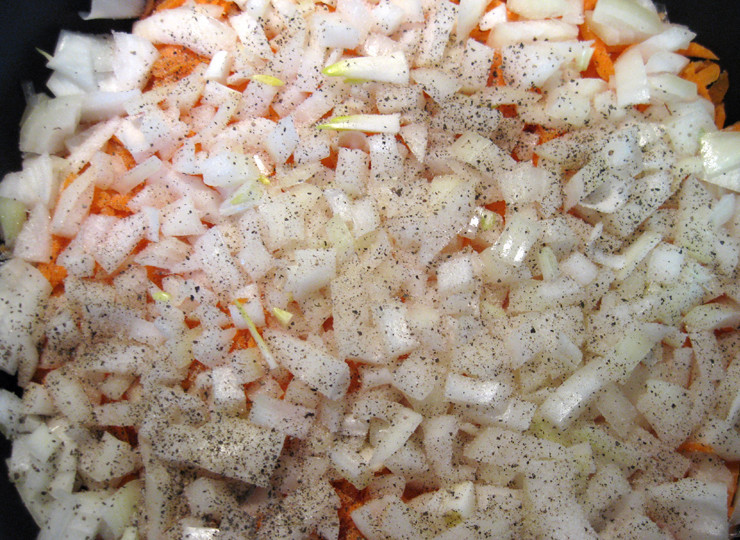 1. Этап. Лобио консервированное: Лук режем мелко, добавляем к моркови. Солим и перчим, тушим минут 5.