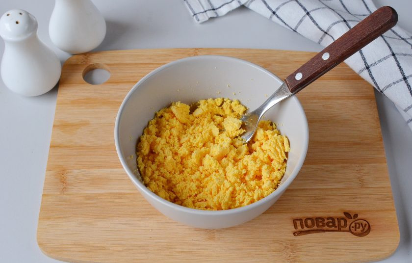 1. Этап. Фаршированные яйца Тигровые: Желтки выложите в тарелку, разомните хорошо вилкой.