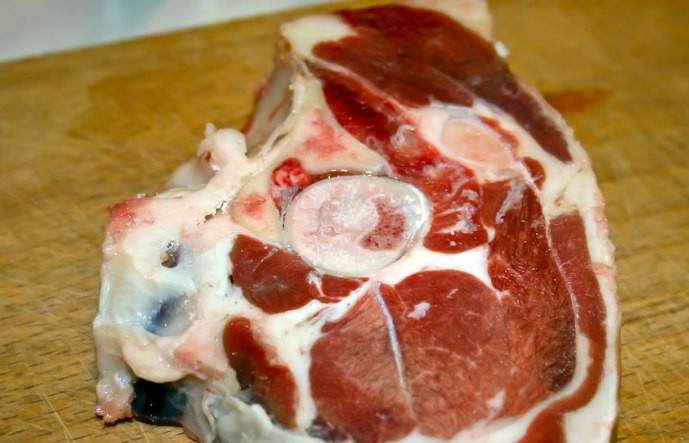 1. Этап. Баранина с макаронами: Первым делом нам необходимо срезать с мяса пленки, лишний жир и жилы, затем баранину следует тщательно промыть под проточной водой и высушить при помощи бумажных салфеток.