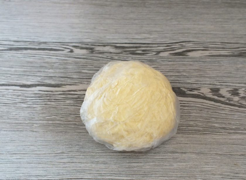 1. Этап. Печенье Ласточкино гнездо: Тесто заверните в пленку или пакет. Уберите в морозильную камеру на 15 минут.