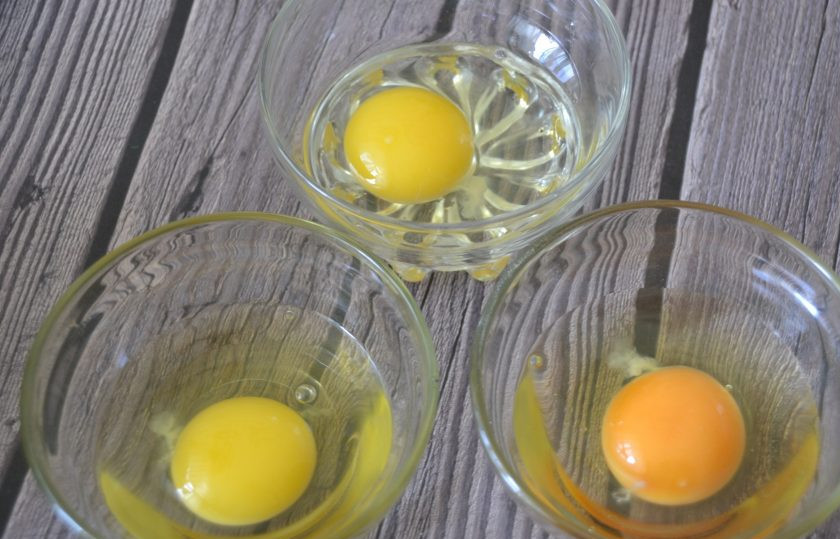 1. Этап. Булочки Гужеры: Приготовьте яйца, если они крупные, то достаточно трех, если мелкие, то возьмите 4 яйца.