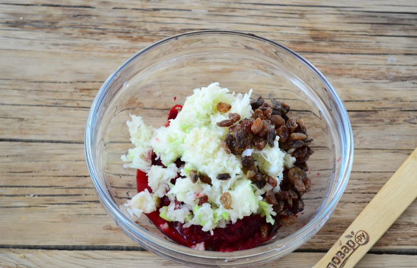 1. Этап. Свекольные сырники в духовке: Яблоки очистите и также натрите на мелкой терке, добавьте к свекле вместе с промытым и отжатым от лишней влаги изюмом.