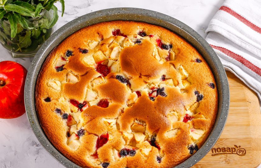 1. Этап. Пирог с яблоками и ягодами: Готовый пирог извлеките из духовки и переверните форму дном верх, установив ее на стаканах или чашках. Пирог, зафиксированный таким образом, не осядет. Дайте ему остыть примерно 30 минут.