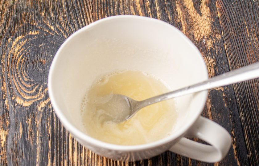 1. Этап. Паштет из куриной печени с апельсиновым желе: Пока паштет остывает, приготовьте апельсиновое желе. Желатин замочите в холодной воде до набухания, затем распустите его на водяной бане или в микроволновке. Не кипятите!