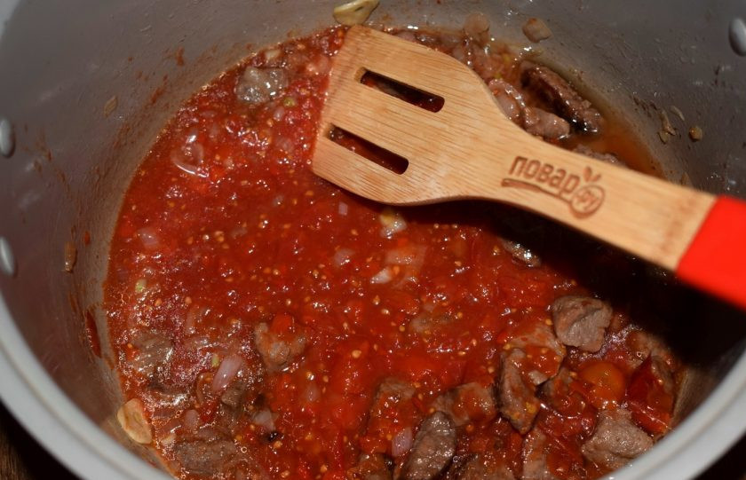1. Этап. Нут с говядиной и овощам: В блендере измельчите очищенные от кожицы томаты, лечо, специи и томатный сок. Влейте соус к мясу.