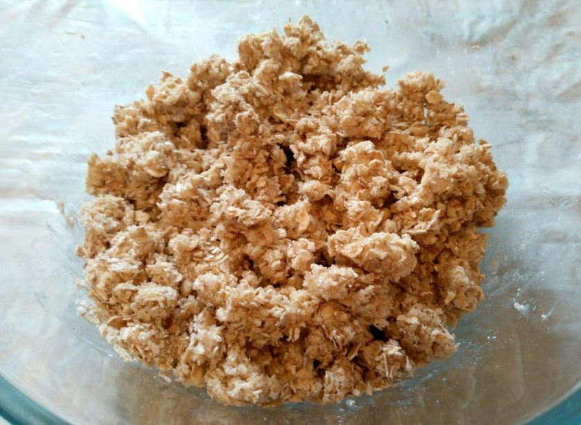 1. Этап. Геркулесовые пирожные: Соедините ингредиенты руками до получения крошки.