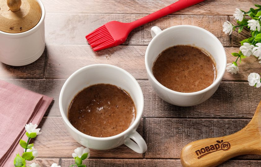 1. Этап. Овсяные кексы без муки в микроволновке: В качестве форм для кексов я взяла кружки. Смажьте дно и бока растительным маслом. Выложите тесто в кружки и не накрывая отправьте в микроволновую печь. Выпекаем при 600 Вт около 4 минут, при 700 Вт около трёх.