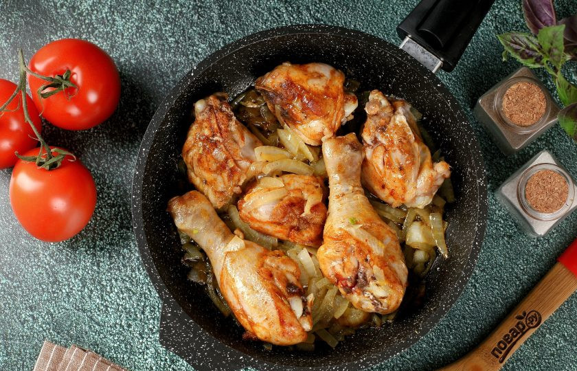 1. Этап. Курица тушёная с помидорами и луком: Обжарьте, периодически помешивая, около 3 минут.