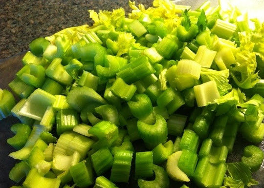 1. Этап. Свинина, тушенная с зеленью: Моем, просушиваем и измельчаем стебли сельдерея.