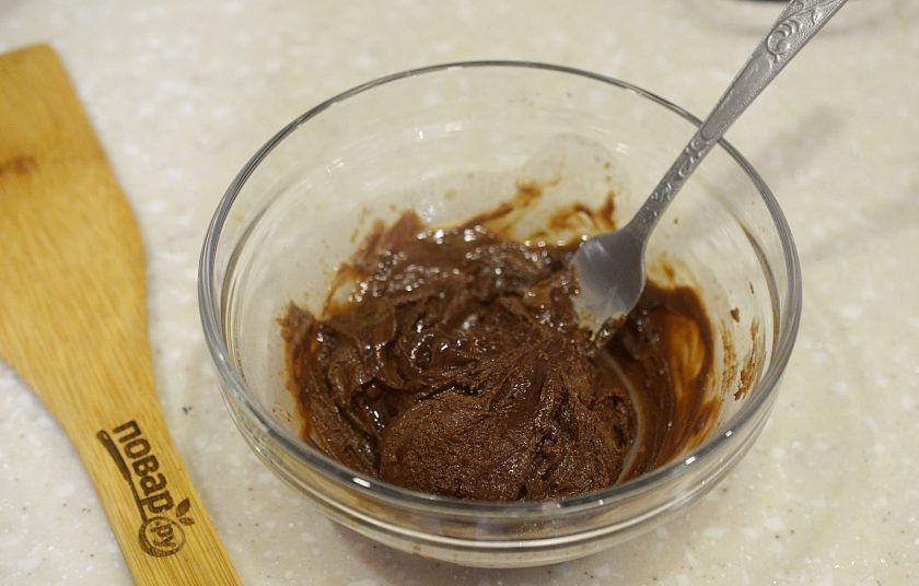 1. Этап. Пирожное Жербо: 14. Шоколад растопите на водяной бане и покройте пирожные сверху глазурью.