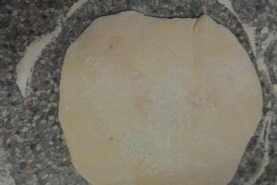 1. Этап. Хычины с мясом: 1. Соединяем кефир с содой и даем немного постоять (чтобы сода погасилась), затем добавляем соль и муку. Тесто должно быть эластичным и не прилипать к рукам. Затем делим его на части, каждую из которых тонко раскатываем.