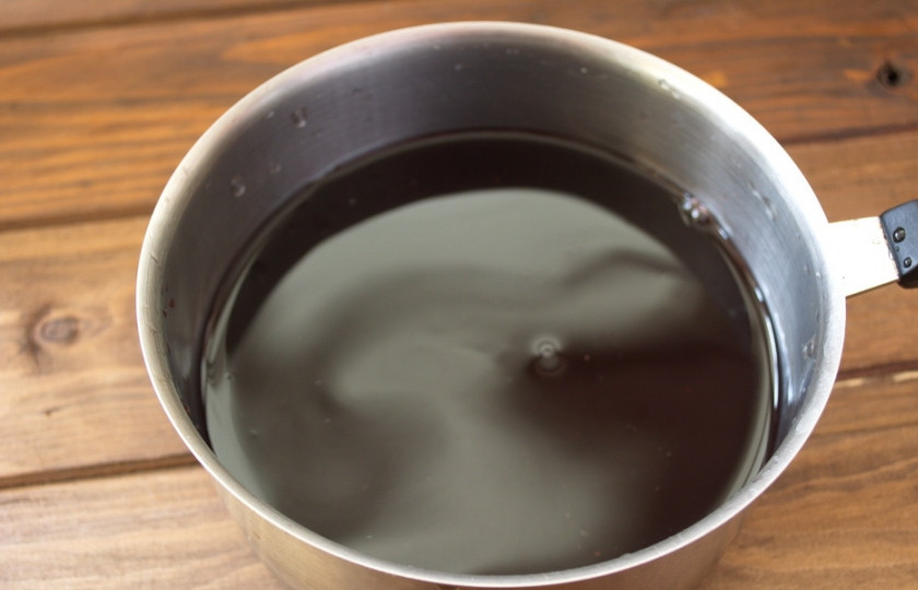 1. Этап. Глинтвейн классический рецепт: В сотейник или кастрюлю вливаем сухое вино.