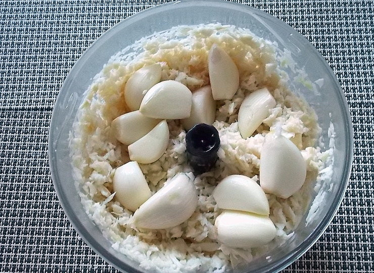 1. Этап. Закуска из хрена с чесноком: Добавьте чеснок, еще 1/4 часть воды и снова пробить блендером.