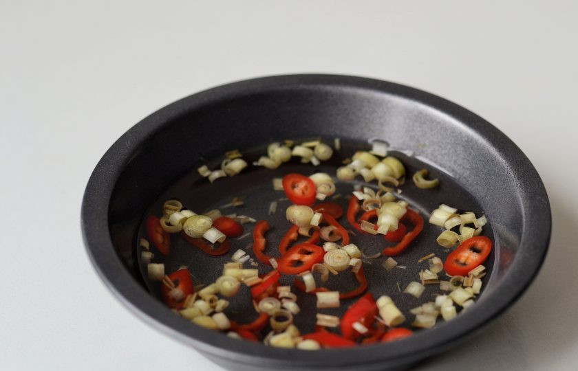 1. Этап. Острый соус из манго: Лемонграсс и чили нарежьте, добавьте воду и прокипятите 5 минут. Оставьте настояться на 15 минут.