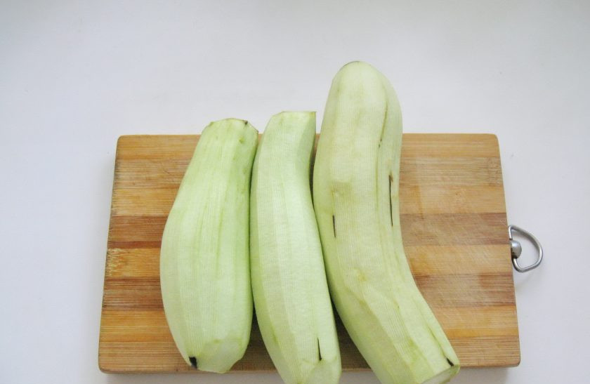 1. Этап. Икра из баклажанов с шампиньонами: Баклажаны помойте и очистите.