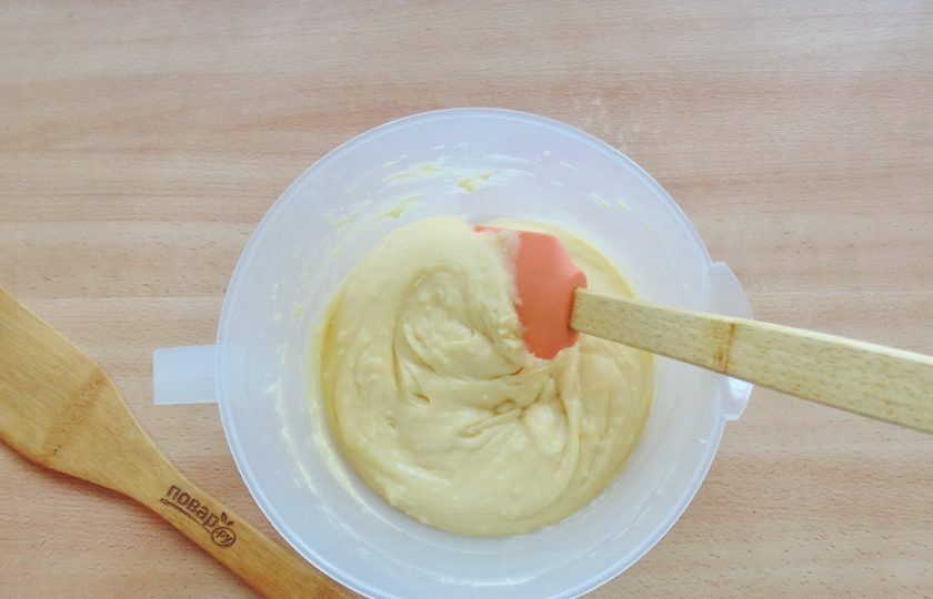 1. Этап. Торт Соблазн: Постепенно добавляйте яйца в тесто и взбивайте миксером. Оно должно получиться гладким, немного вязким и блестящим.