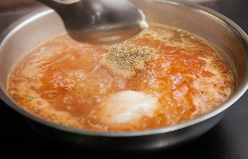 1. Этап. Суп турецкий с булгуром: Затем добавьте соус бешамель и перемешайте.