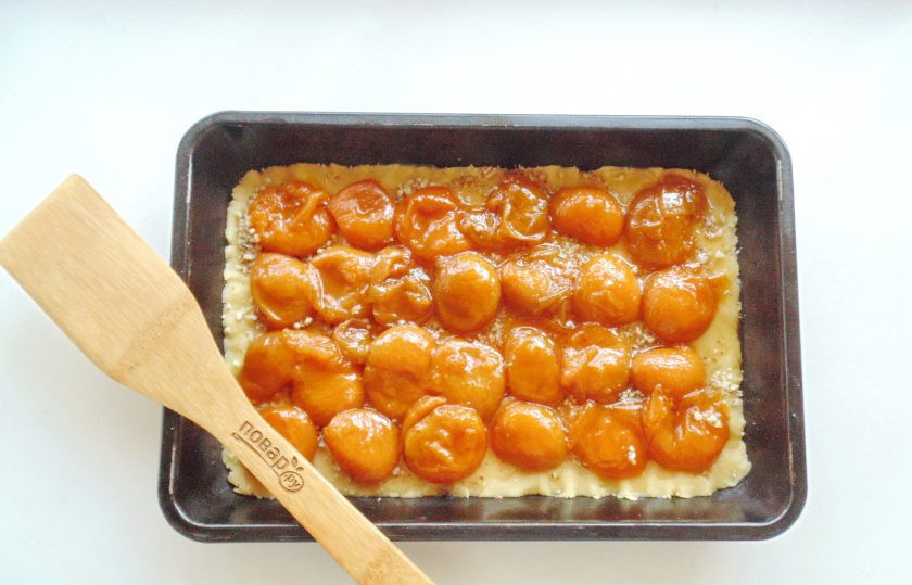 1. Этап. Пирог с орехами и вареньем: Выложите на орехи варенье, у меня абрикосовое.