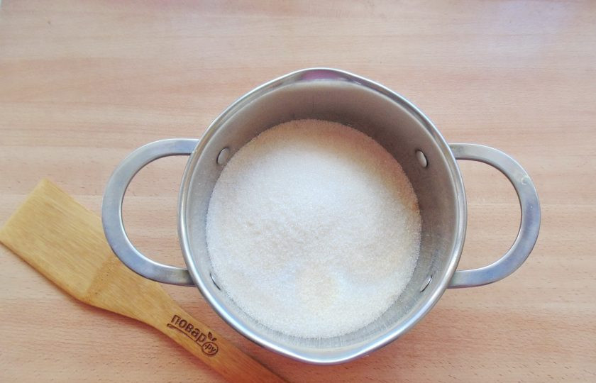 1. Этап. Варенье из зеленых слив на зиму: Приготовьте сироп. В кастрюлю насыпьте сахар.