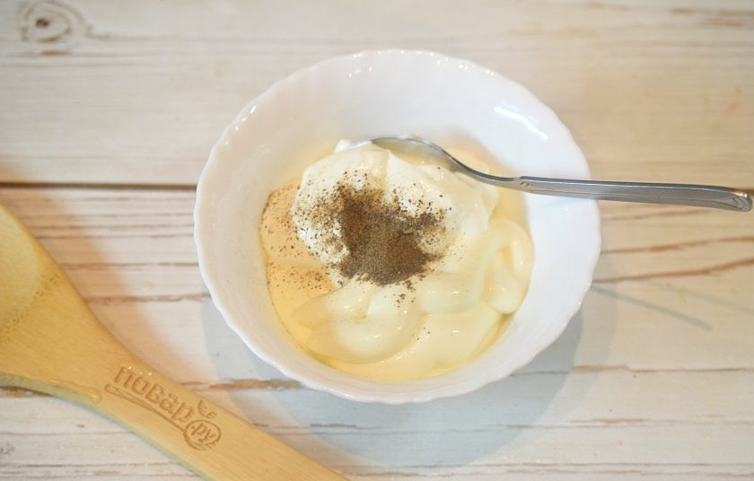 1. Этап. Лосось, запеченный с овощами: 11. Смешайте сметану с майонезом и травами.