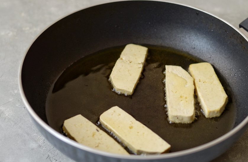 1. Этап. Гадо-гадо: Тофу нарежьте ломтиками в полсантиметра. Обжарьте их в масле до хрустящей корочки.