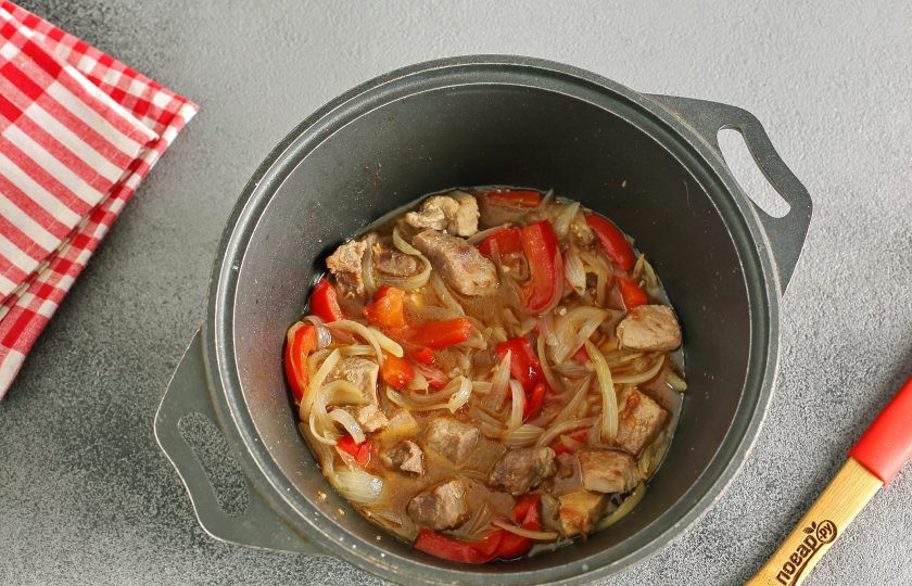 1. Этап. Немецкий гуляш: Добавьте вино, накройте крышкой и на небольшом огне тушите 30 минут.