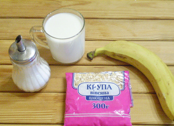 1. Этап. Смузи с овсянкой и бананом: 1. Приготовим продукты. Молоко я предварительно кипячу и после охлаждаю для напитка. Овсяные хлопья использую быстрого приготовления.