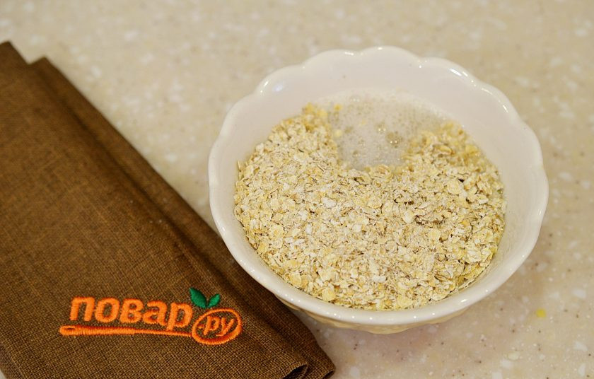 1. Этап. Овсяная каша с сыром: 1. Овсяные хлопья залейте горячим бульоном и дайте настояться минут 7.