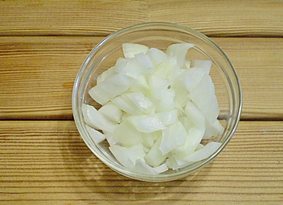 1. Этап. Диетические щи из свежей капусты: 3. Лук порезать кубиками.