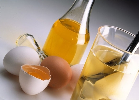 1. Этап. Салат Цезарь с майонезом: Приготовить домашний майонез. Для этого желтки комнатной (!) температуры растереть венчиком с солью, перцем и горчицей. Добавить 0,5 столовой ложки лимонного сока. Взбить. Постепенно, по капле, не прекращая взбивать, ввести половину масла. Добавить оставшийся лимонный сок и масло. Взбивать до получения гладкой, однородной массы.