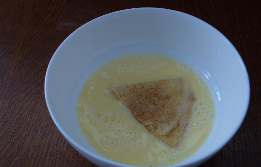 1. Этап. Блины в кляре: Окуните треугольник блинный в яичную смесь и обжарьте с двух сторон на сковороде.