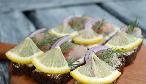 1. Stage. Canapes for a festive table: Garnish with sprigs of dill and lemon slices. Fasten with skewers.