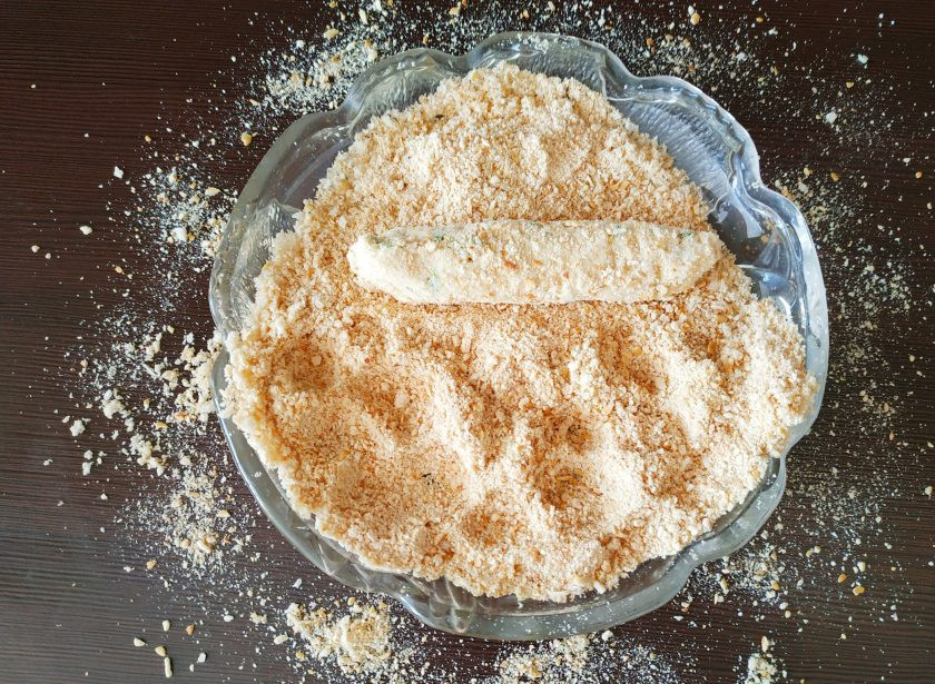 1. Этап. Яичные палочки: Затем каждую палочку окуните в сухари, чтобы они равномерно распределились по всей палочке.