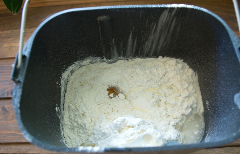 1. Этап. Ватрушки с творогом из дрожжевого теста: Добавьте 500 гр. муки, 1 яйцо, 5 ст. л. растительного масла, 280 мл. воды питьевой. Установите ведро хлебопечки. Включите замес. Я делаю свое тесто в хлебопечке Панасоник. Режим 20 (замес пиццы). Время приготовления 45 минут.