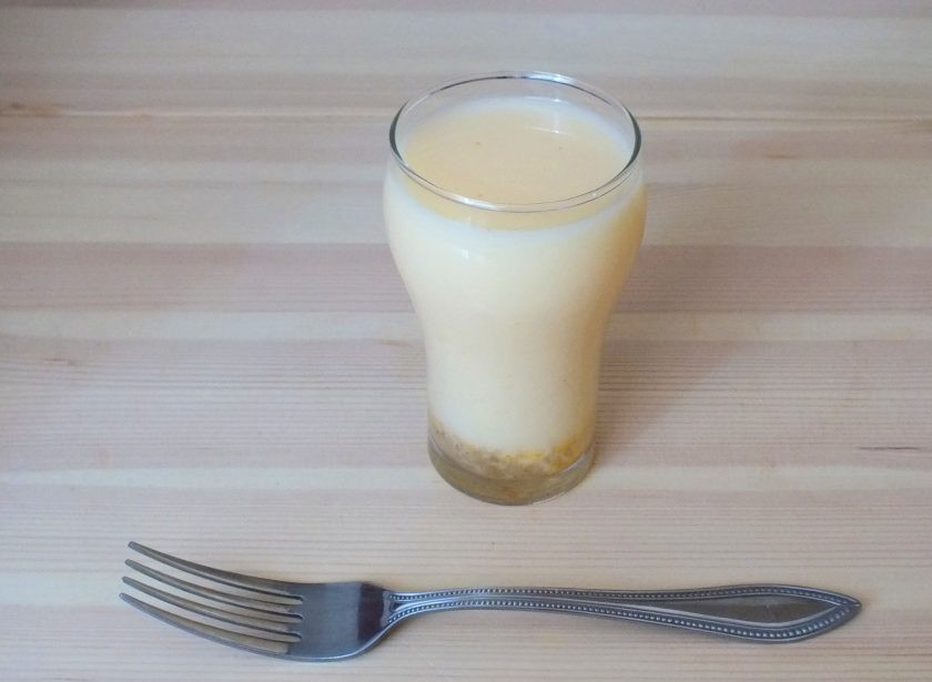 1. Этап. Бурма с мясом в духовке: В стакан с водой добавьте яйцо, соль по вкусу и размешайте вилкой.