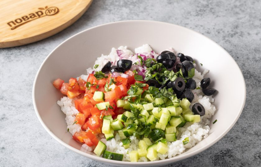 1. Этап. Итальянский салат с рисом и маслинами: Смешайте овощи, маслины и рис. Добавьте мелко порубленную зелень. Посолите и поперчите.