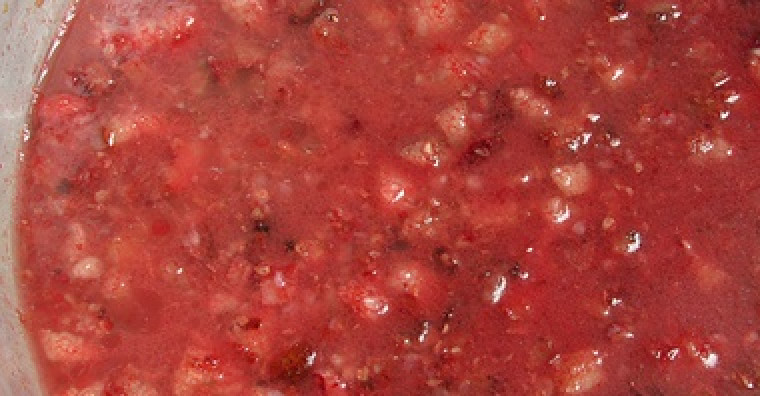 1. Этап. Домашняя кровяная колбаса: 2. Кровь смешаем с уксусом, перемешаем, и процедим, если есть необходимость. Выливаем ее в кастрюлю с толстыми стенками. К ней же - сечку, сало и лук вместе с жиром. Туда же - измельченную мякоть свинины, сливки, соль. Все тщательно перемешаем.