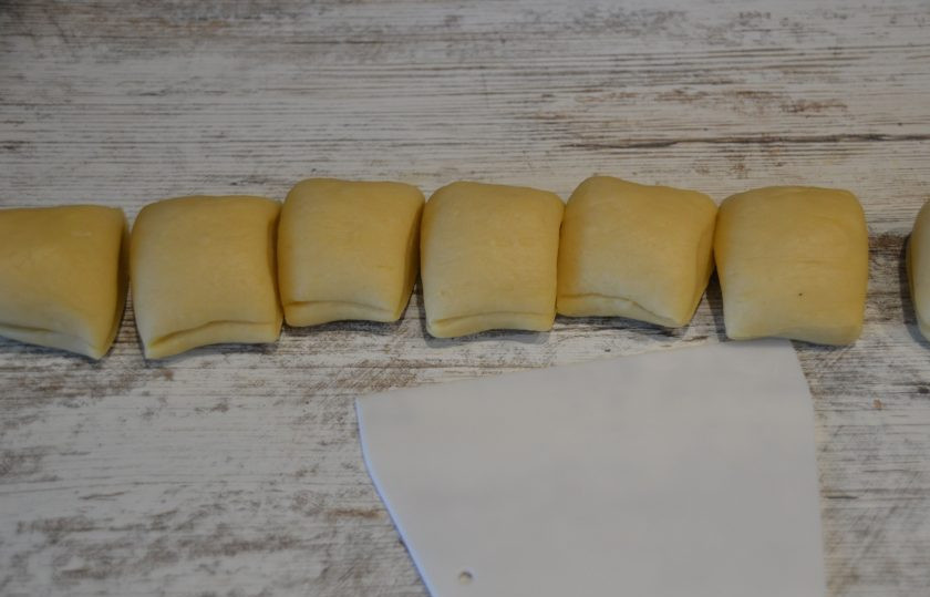 1. Этап. Чебуреки из говядины: Раскатайте половину теста в колбаску, нарежьте на кусочки.