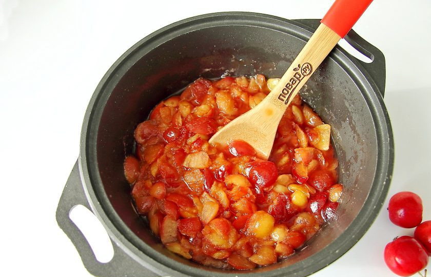 1. Этап. Джем из ранеток: Поставьте на небольшой огонь и помешивайте до полного растворения сахара. Затем после закипания варите яблоки на очень слабом огне около 15-20 минут.