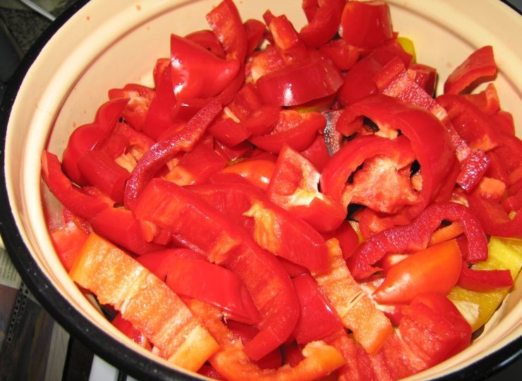 1. Этап. Лечо из перца: 2. Промойте и очистите болгарский перец, нарежьте средней соломкой.