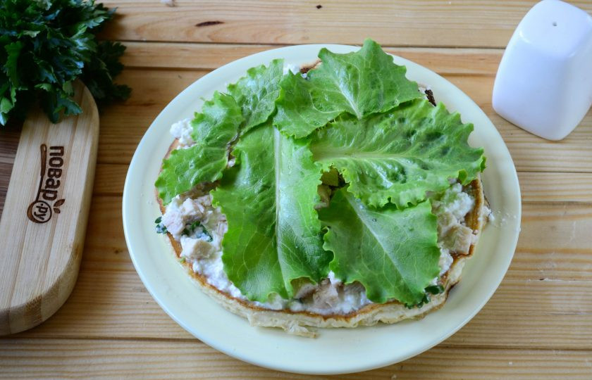 1. Этап. Белковый торт с куриной грудкой для сушки: Накройте все листьями салата.
