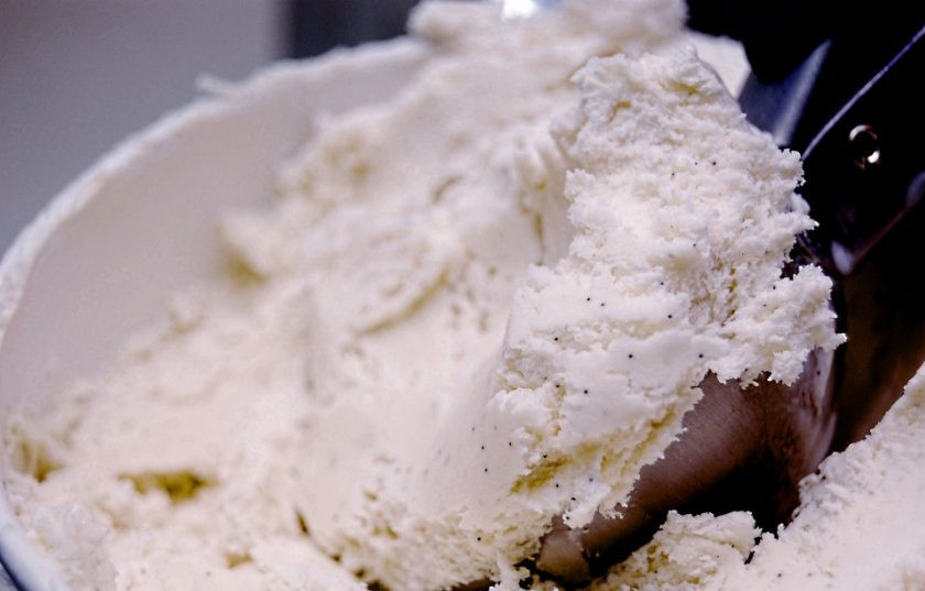 1. Этап. Молочный коктейль с алкоголем: 2. Добавьте мороженое.