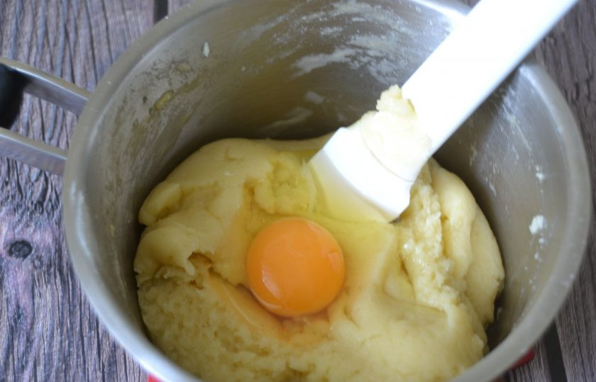 1. Этап. Булочки Гужеры: Когда тесто уже немного остынет, по одному ведите яйца. Интенсивно вмешайте яйца в тесто.