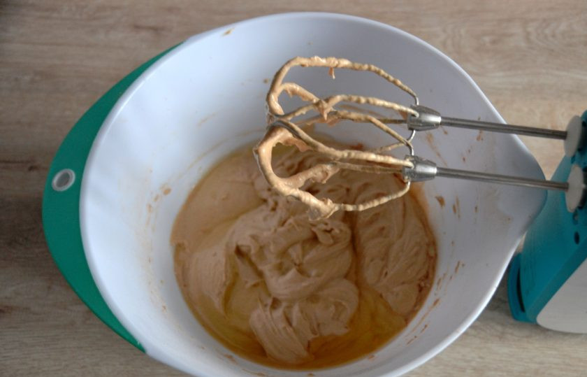 1. Этап. Пирожное Красное и белое: Влейте растительное масло, всыпьте остатки муки и еще раз взбейте до однородности.