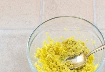 1. Этап. Яйца по-немецки: 5. Далее желтки крошим (это можно проделать с помощью сита) и смешиваем с горчицей. Солим, перчим и снова перемешиваем.